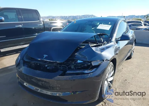 2025 Tesla Model 3 Long Range All-Wheel Drive z USA, uszkodzony, nr VIN 5YJ3E1EB8SF076911